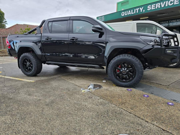 2024 HILUX ROGUE wheels and tyres